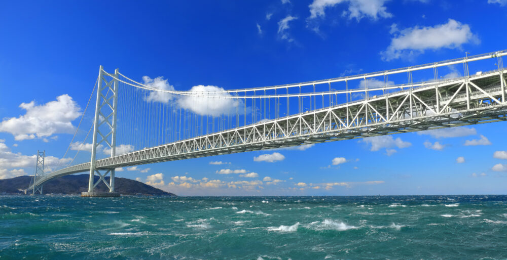 晴天の明石海峡大橋