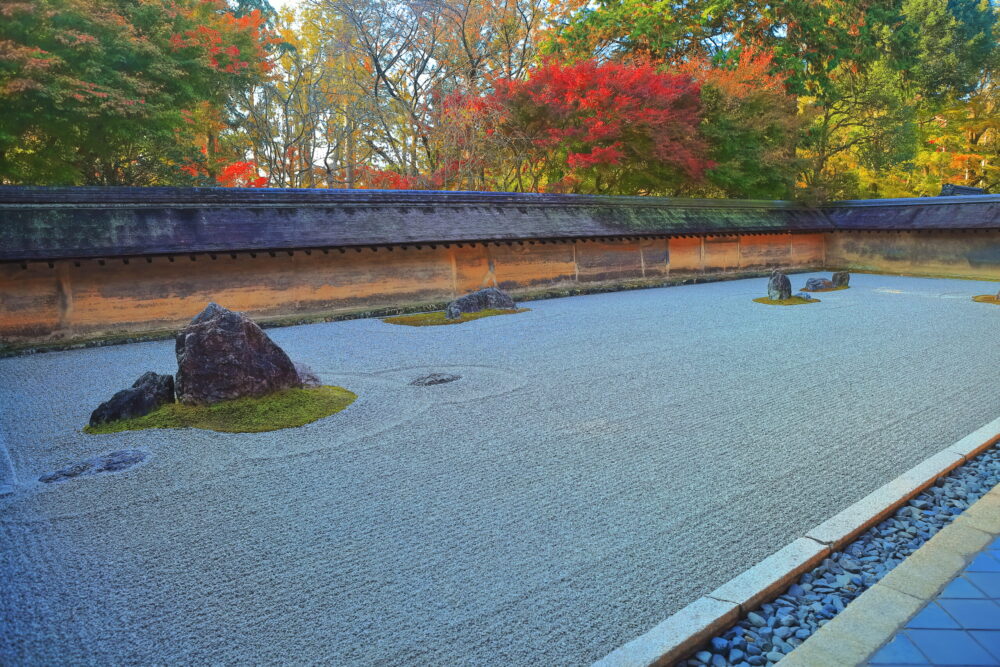 龍安寺の石庭と紅葉