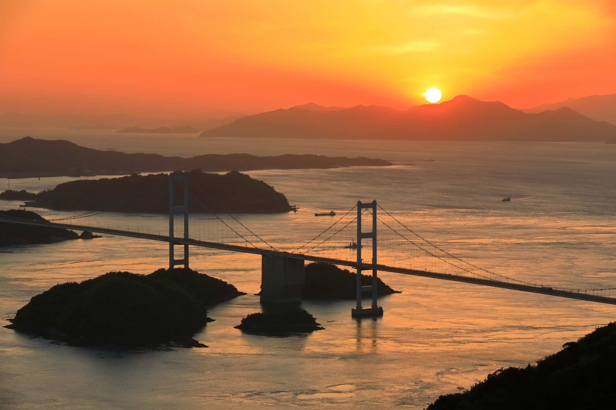 来島海峡大橋と夕日